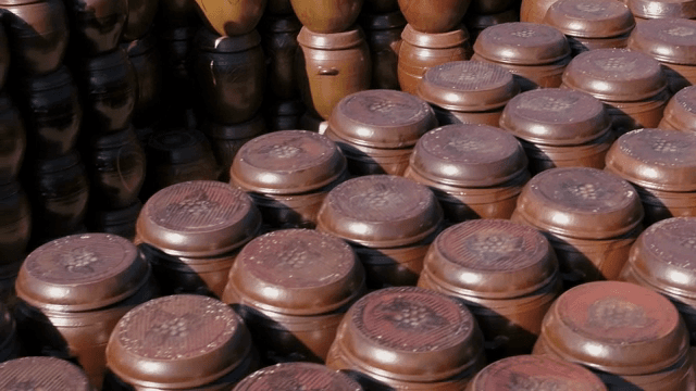 가지런히 진열되어 있는 전통 한국 항아리