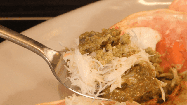 숟가락 위의 게살과 내장