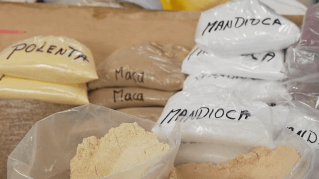 라벨이 붙은 비닐봉지에 담긴 다양한 가루