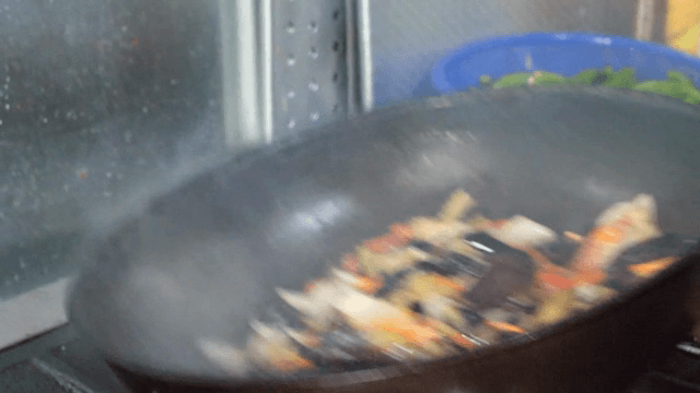 팬에서 채소를 볶는 장면