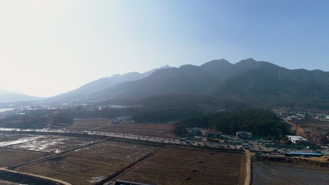 산지 근처의 교통이 활발한 도로