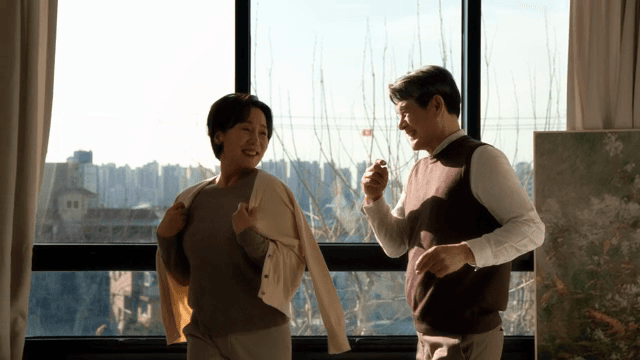 햇살을 받으며 춤을 추는 노부부