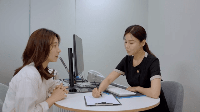 상담실에서 견적 상담을 진행하는 모습