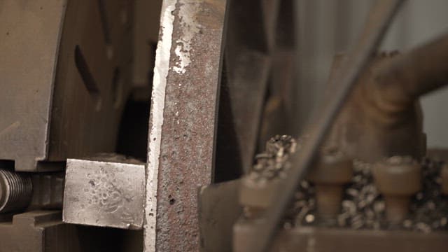 금속 기계를 조작하는 작업자