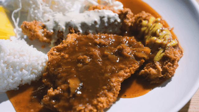 Light western-style pork cutlet served with rice and sauce
