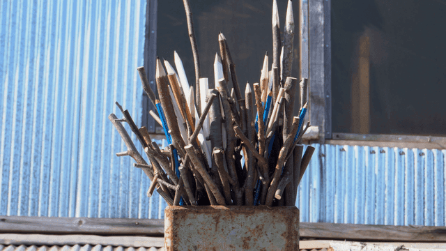 지붕 위에 놓인 나뭇가지 연필 조각품