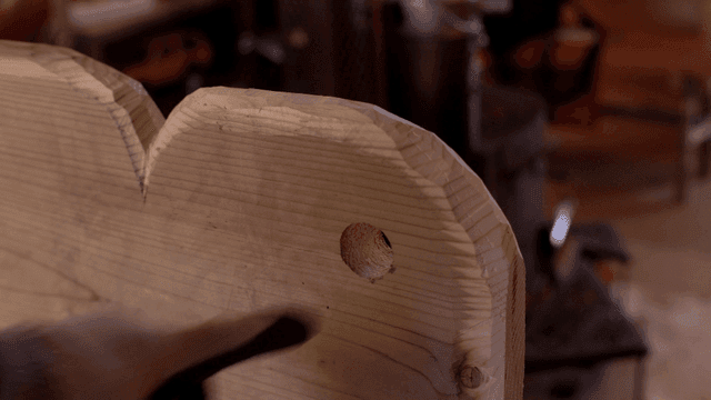 도구로 나무에 구멍을 뚫는 장면