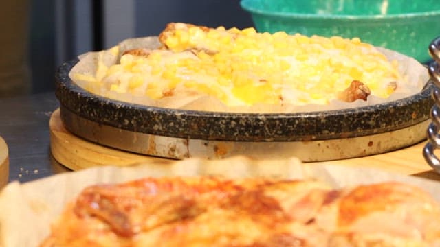 먹음직스러운 피자 위에 올려지는 감자칩