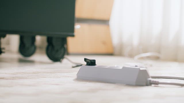 가전제품의 플러그를 뽑는 사람