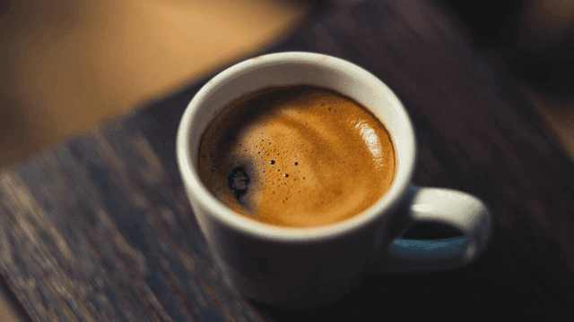 나무 테이블 위의 에스프레소 한 잔