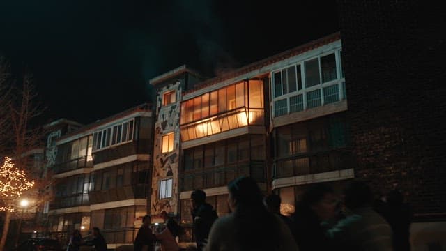 밤에 화재가 발생한 주택