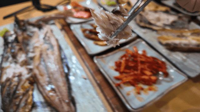 Sungnyung topped with grilled fish served with side dishes