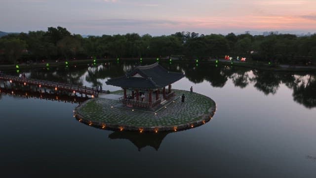 해질녘 고요한 연못 위 전통 정자