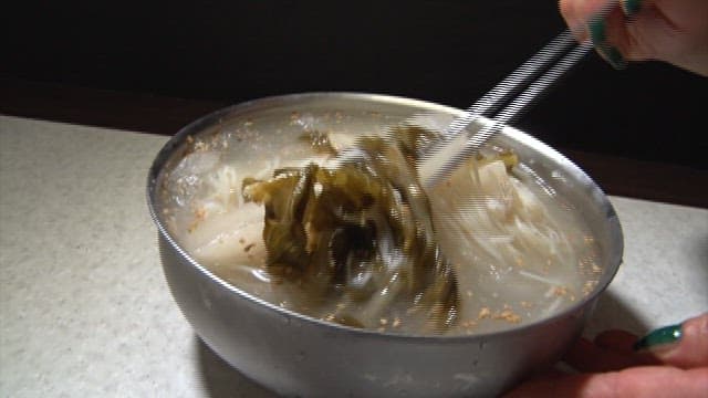 먹음직스럽고 차가운 열무냉면 한 젓가락