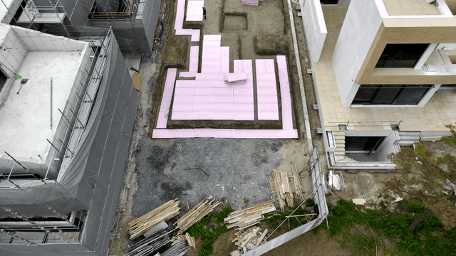 기초 공사가 진행 중인 건설 현장