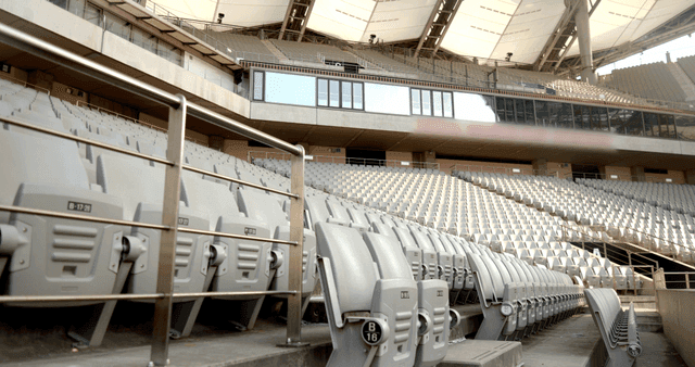 큰 지붕 아래 빈 경기장 좌석