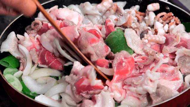 팬에서 돼지고기와 낙지 볶기