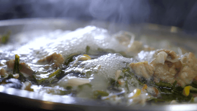 뜨겁게 끓는 복어 전골