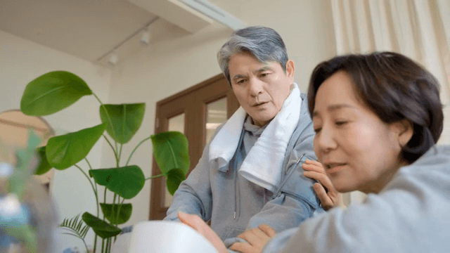 노인이 혈압을 측정하는 모습