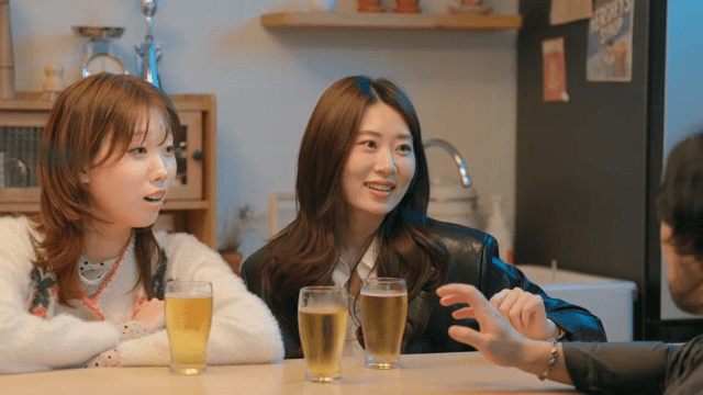 함께 맥주를 마시며 대화를 나누는 친구들