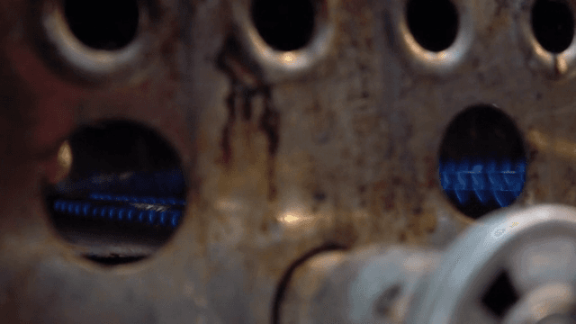 파란 불꽃이 있는 가스 버너 클로즈업