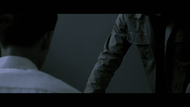 남자와 마주 앉는 또 다른 남자