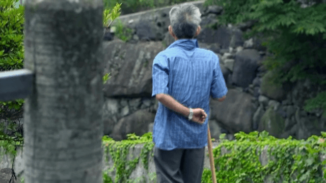 길을 걷는 노인