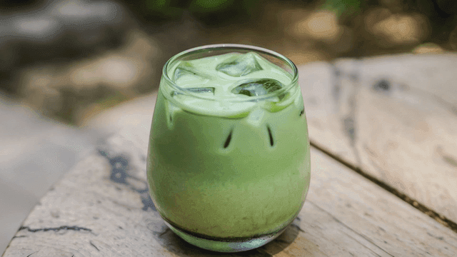 나무 테이블 위의 아이스 말차 라떼