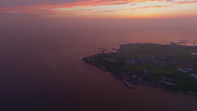 일몰의 고요한 해안 풍경