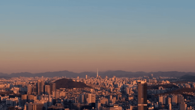 석양이 내려앉은 도시 전경
