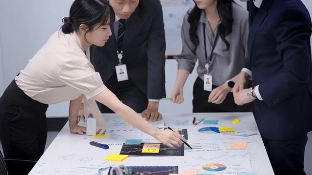 사무실에서 프로젝트 계획을 논의하는 팀