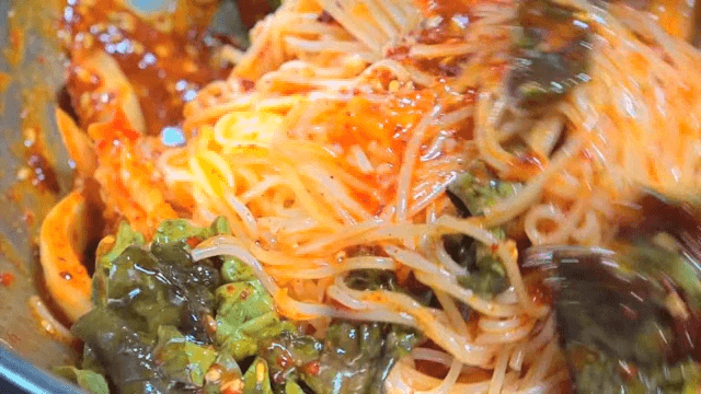 그릇에서 비벼지는 비빔국수