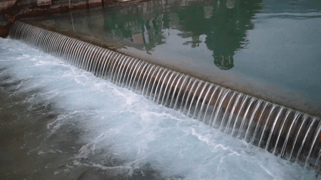 작은 보를 넘는 강물 흐름