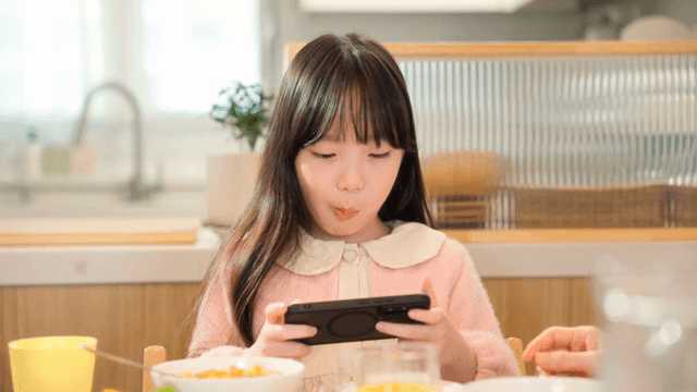 식사 중 스마트폰을 사용하는 아이