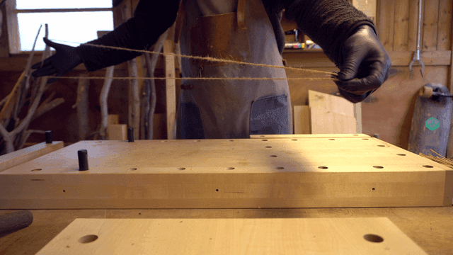 작업장에서 끈을 다루는 장인