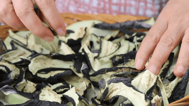 소쿠리에 올려놓는 말린 가지