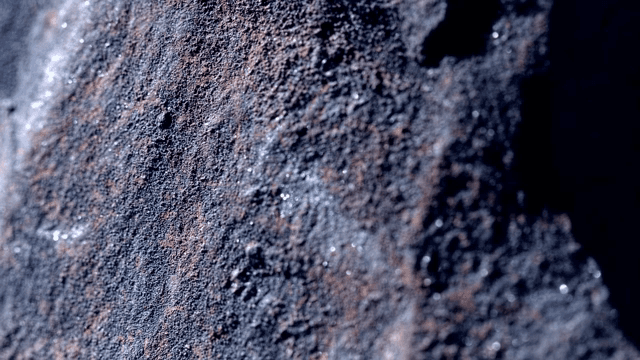 다양한 색깔을 띠는 반짝이는 바위의 표면