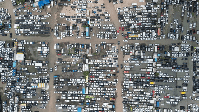 차량으로 가득 찬 대형 중고차 센터