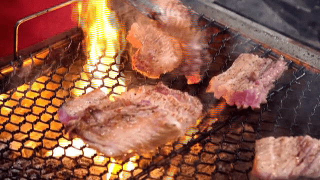 바비큐 그릴에서 삼겹살 굽기