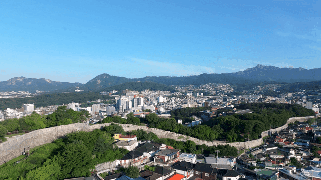 배경에 산이 있는 도시 풍경