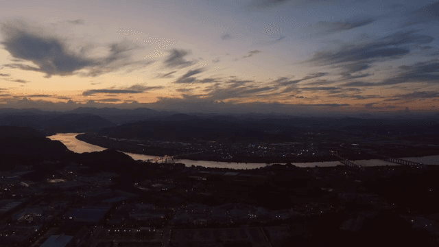 강이 보이는 마을의 황혼 풍경