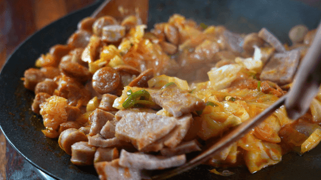 소시지와 양배추가 들어간 부대볶음