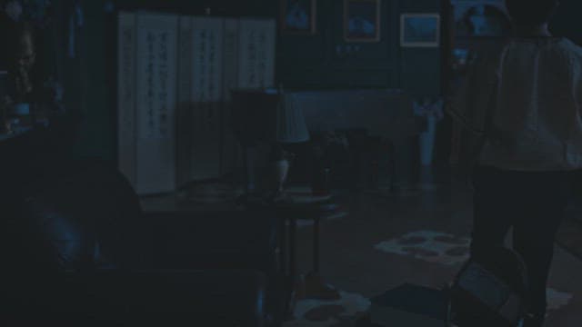 어두운 방안을 걸어가는 남자와 버섯 그림