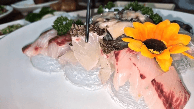 꽃으로 장식된 신선한 회