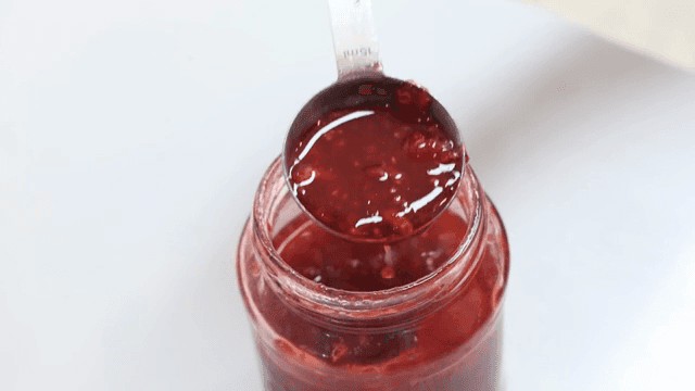 숟가락으로 수제청을 떠내는 모습