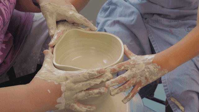 회전하는 물레에서 도자기 그릇을 둥글게 만드는 수업