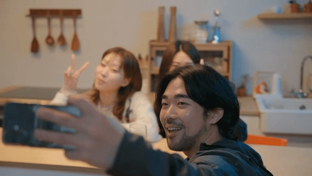 함께 맥주를 마시며 즐기는 친구들