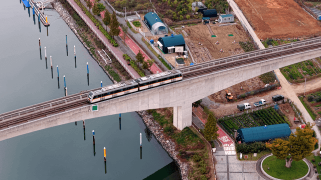 강 위의 다리를 건너는 기차