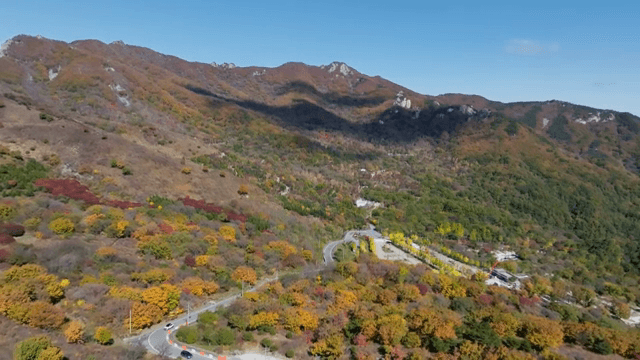가을 단풍이 든 광활한 산 풍경
