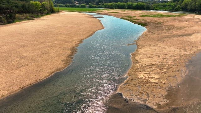 모래밭을 흐르는 고요한 강